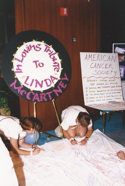 After Linda McCartney passed away, the FEST and the fans paid tribute - Chicago `98