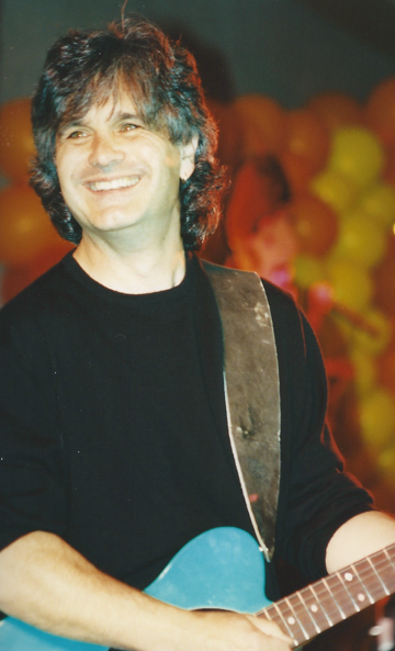 Laurence Juber is all smiles - N.J. `97