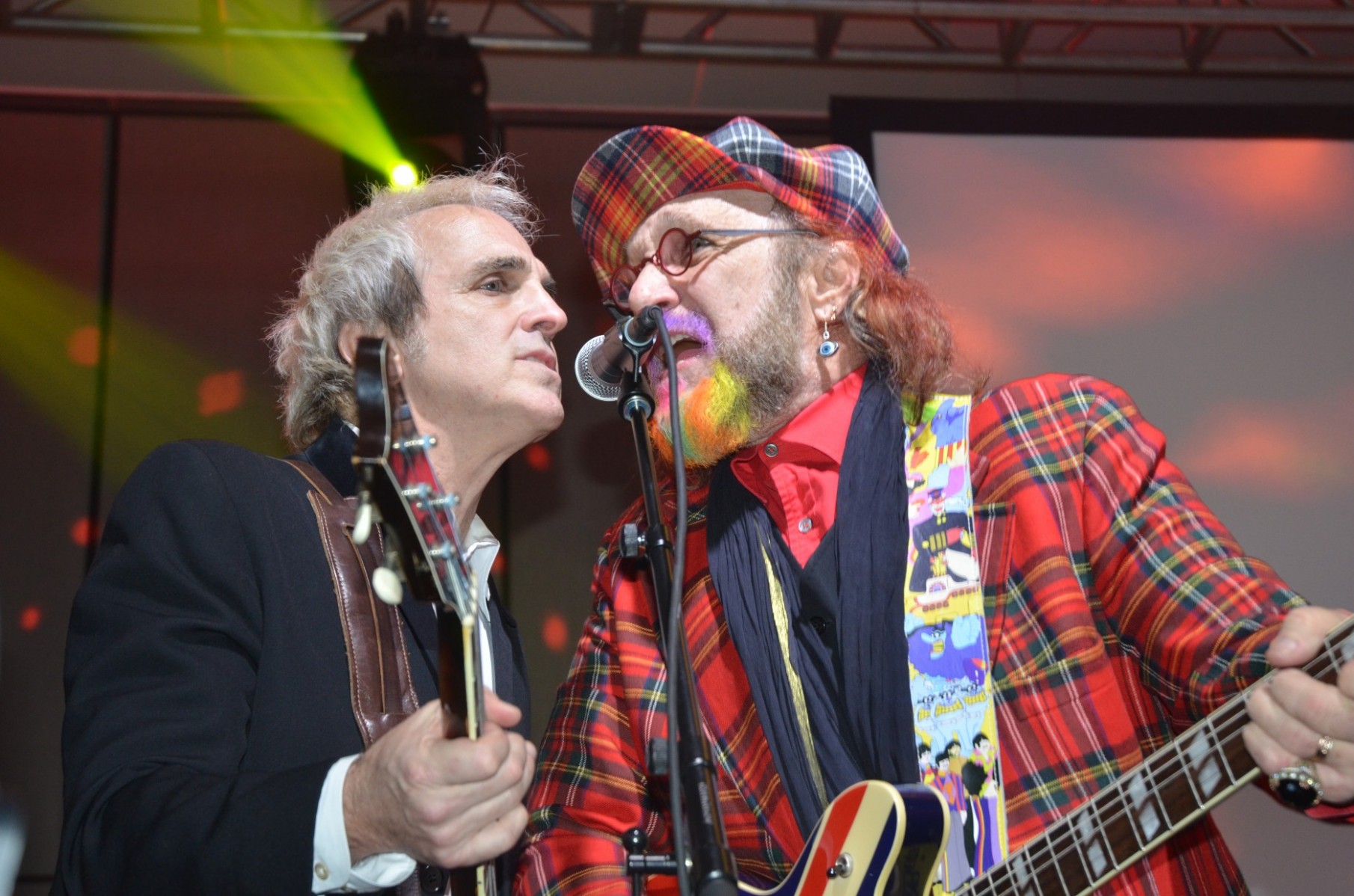 Glen Burtnik of Liverpool and Mark Hudson share the microphone during the Grand Jam Finale.